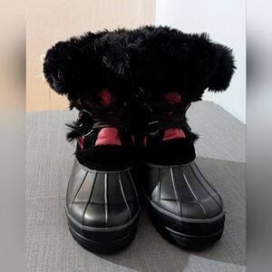 Canada Weather Gear Snow Boots, black/red w/faux fir lining & trim, size 6